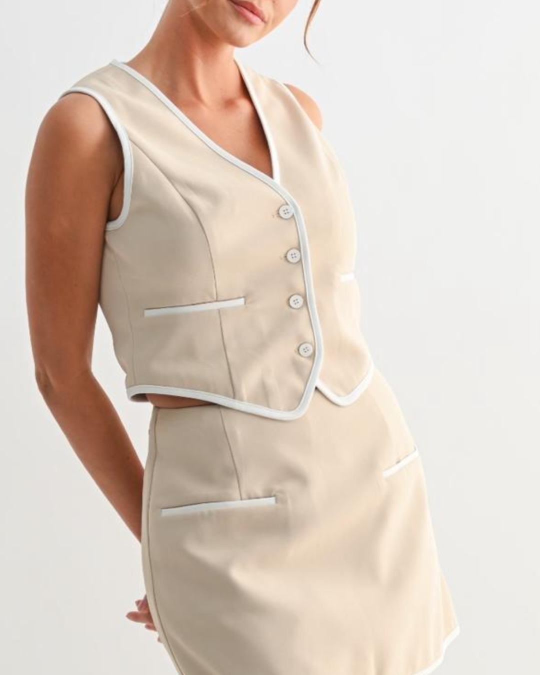 Conjunto de dos piezas en color beige.