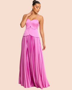Vestido rosado con corset y falda plisada