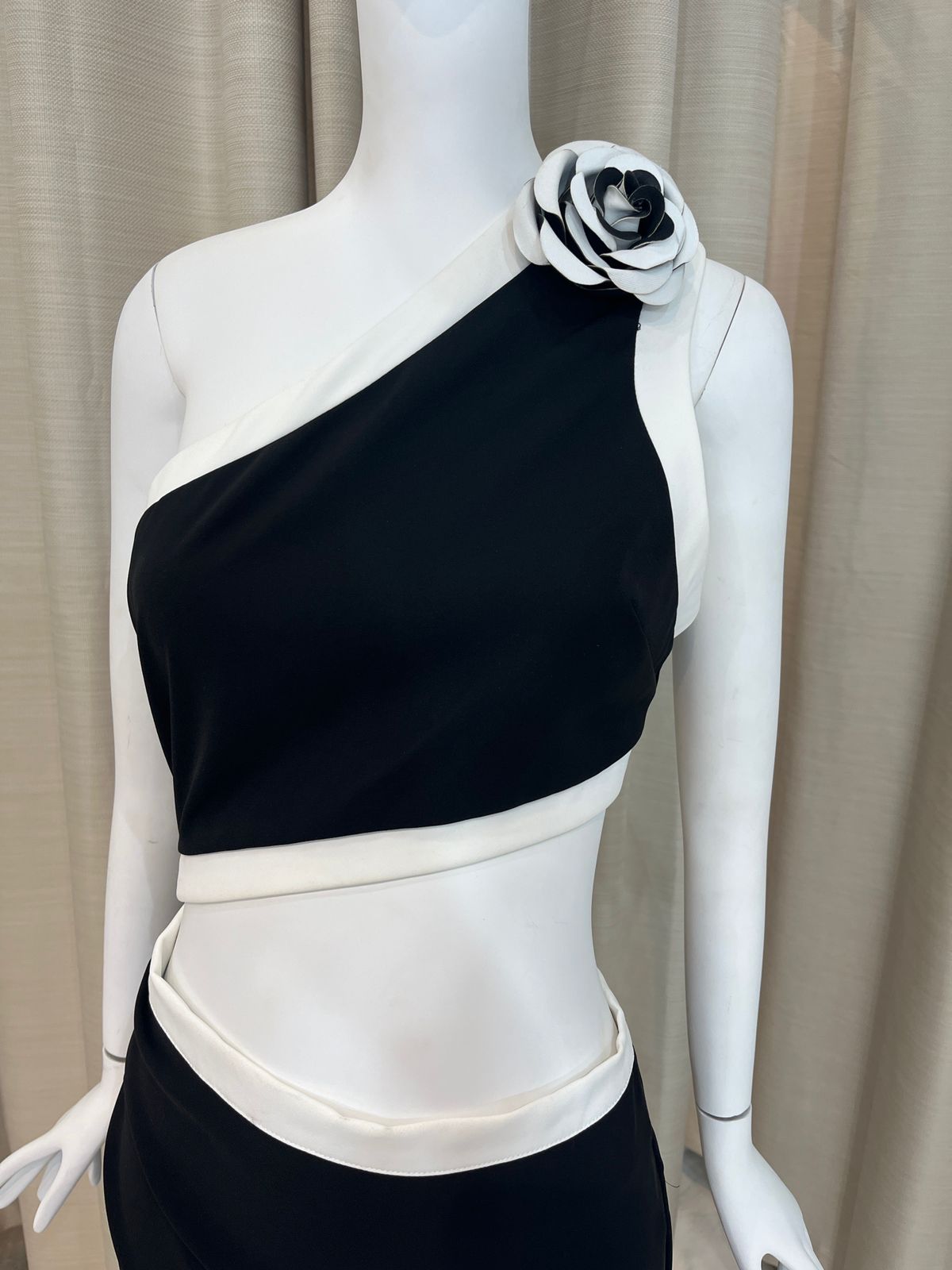 Vestido Con Flor en Hombro