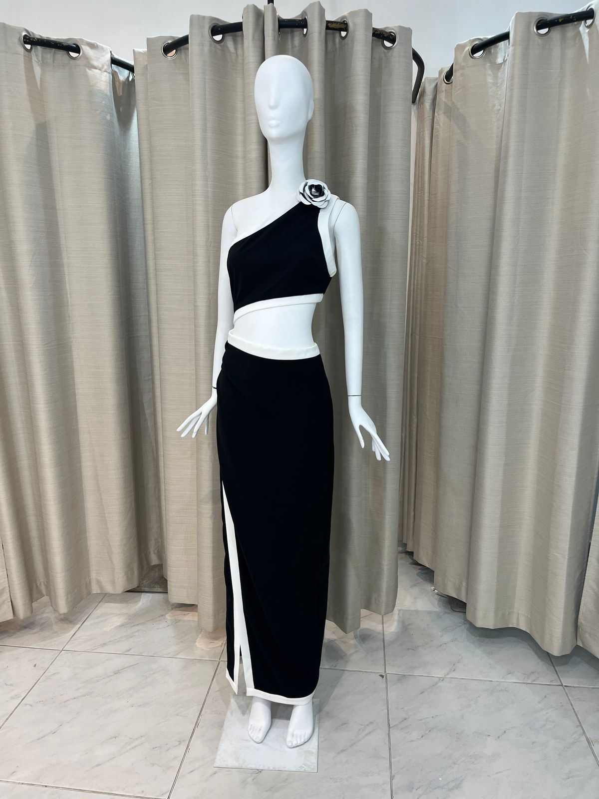 Vestido Con Flor en Hombro