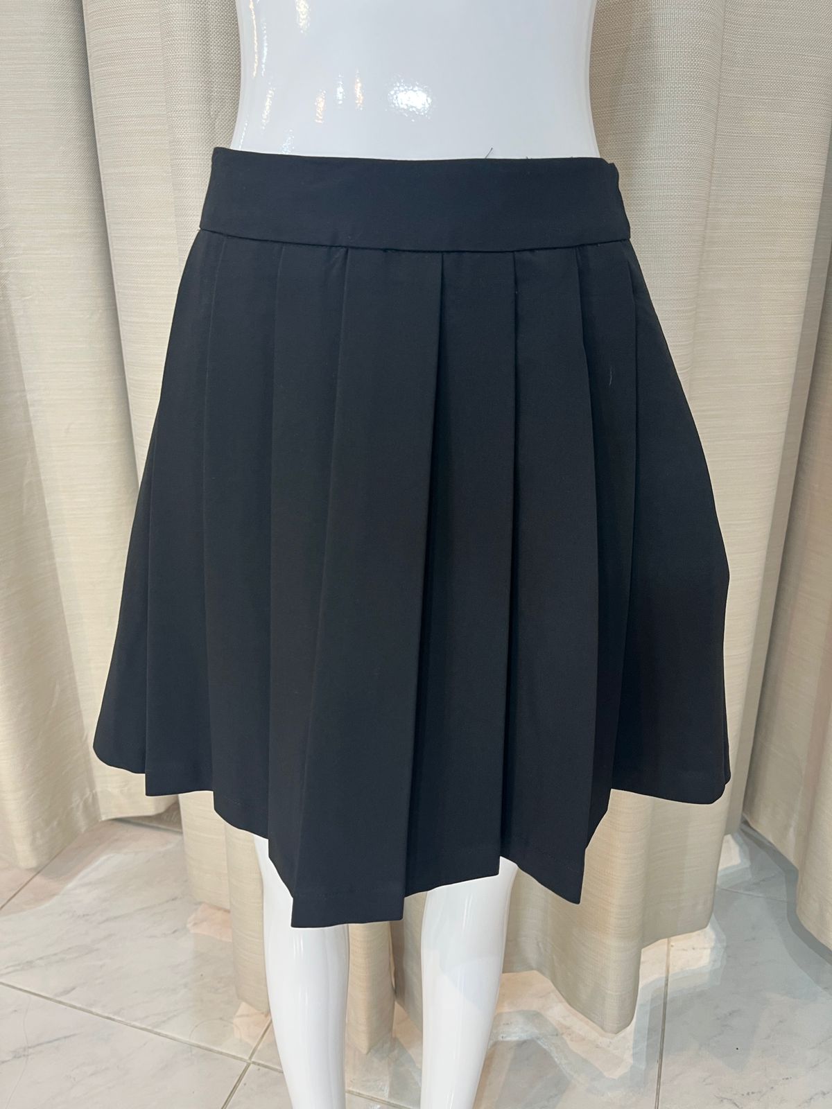 Falda negra en corte tablones