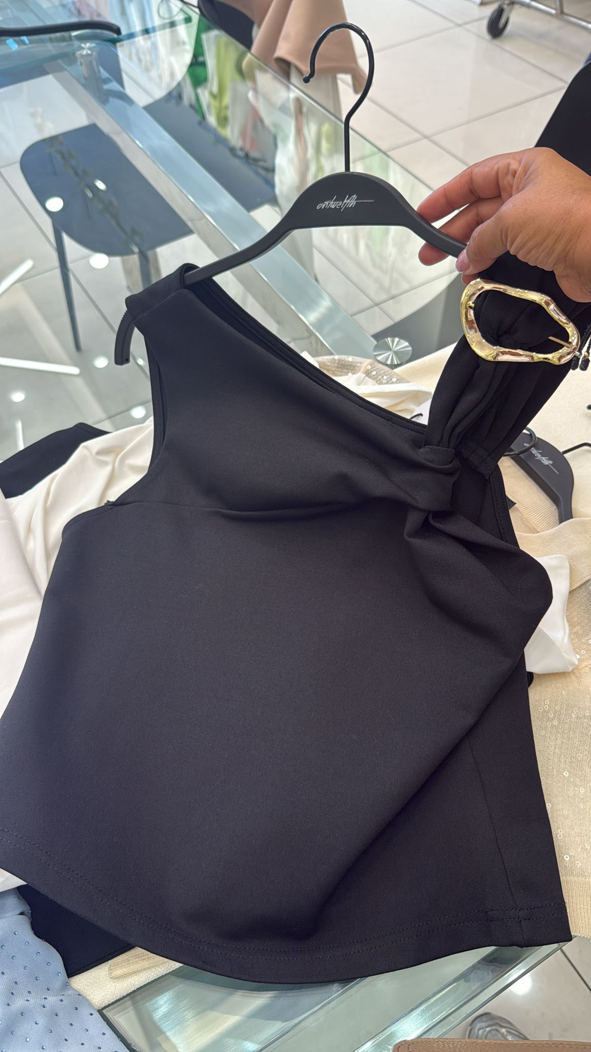 Blusa de un tirante Con Detalle Dorado