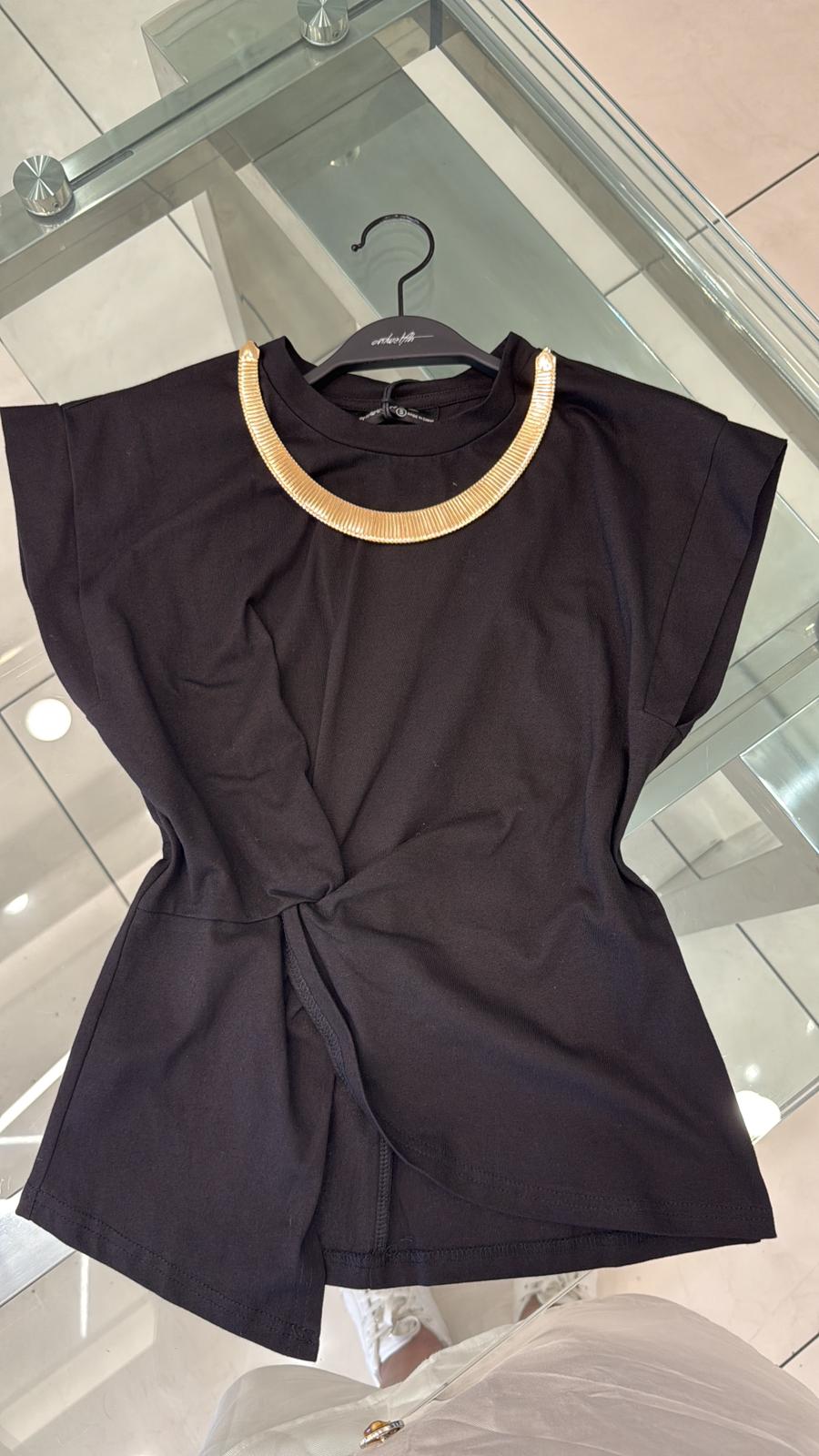 Blusa Con Collar Dorado