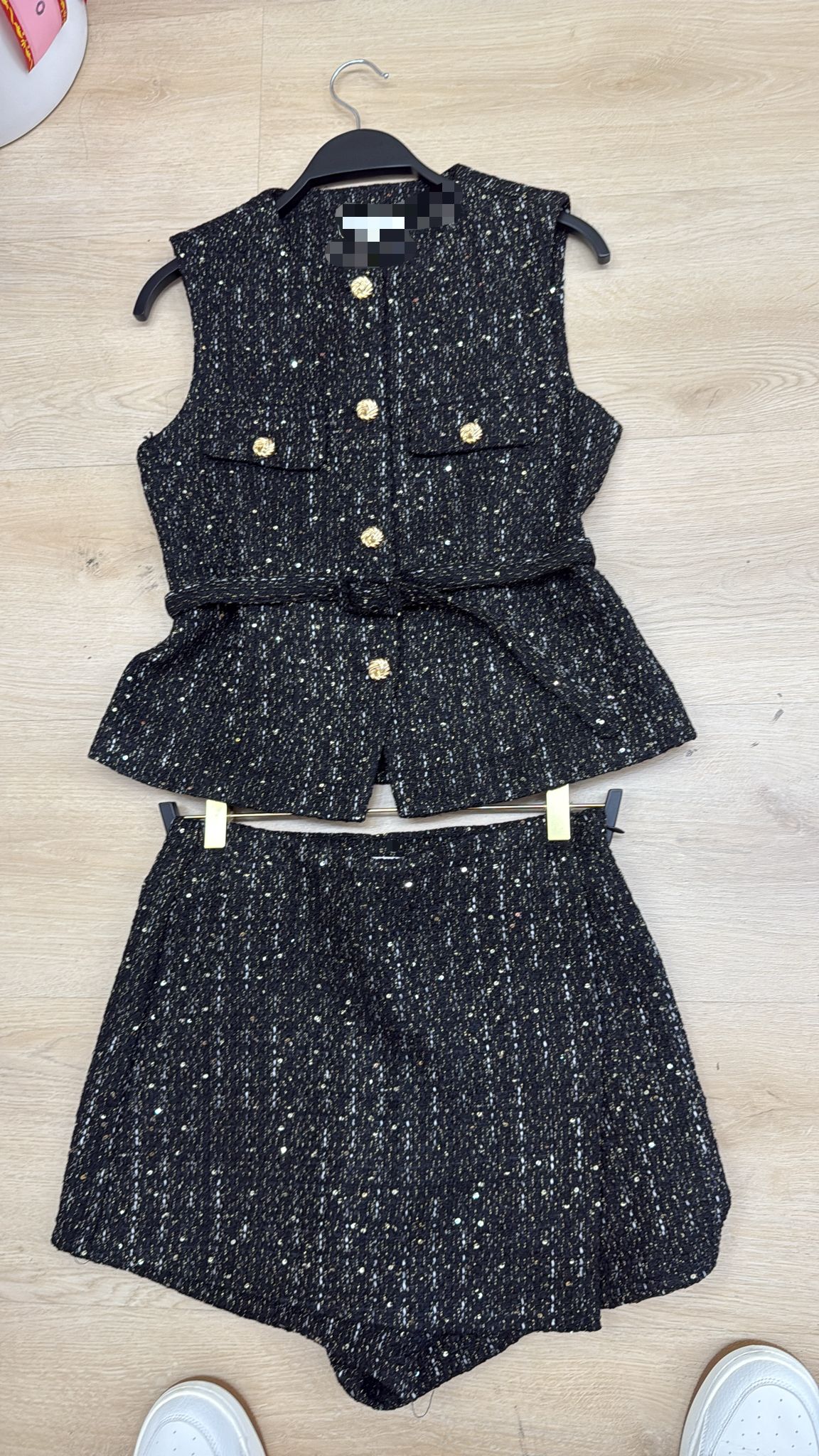 Set Negro con Botones Dorados