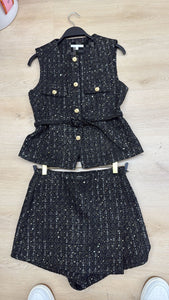 Set Negro con Botones Dorados