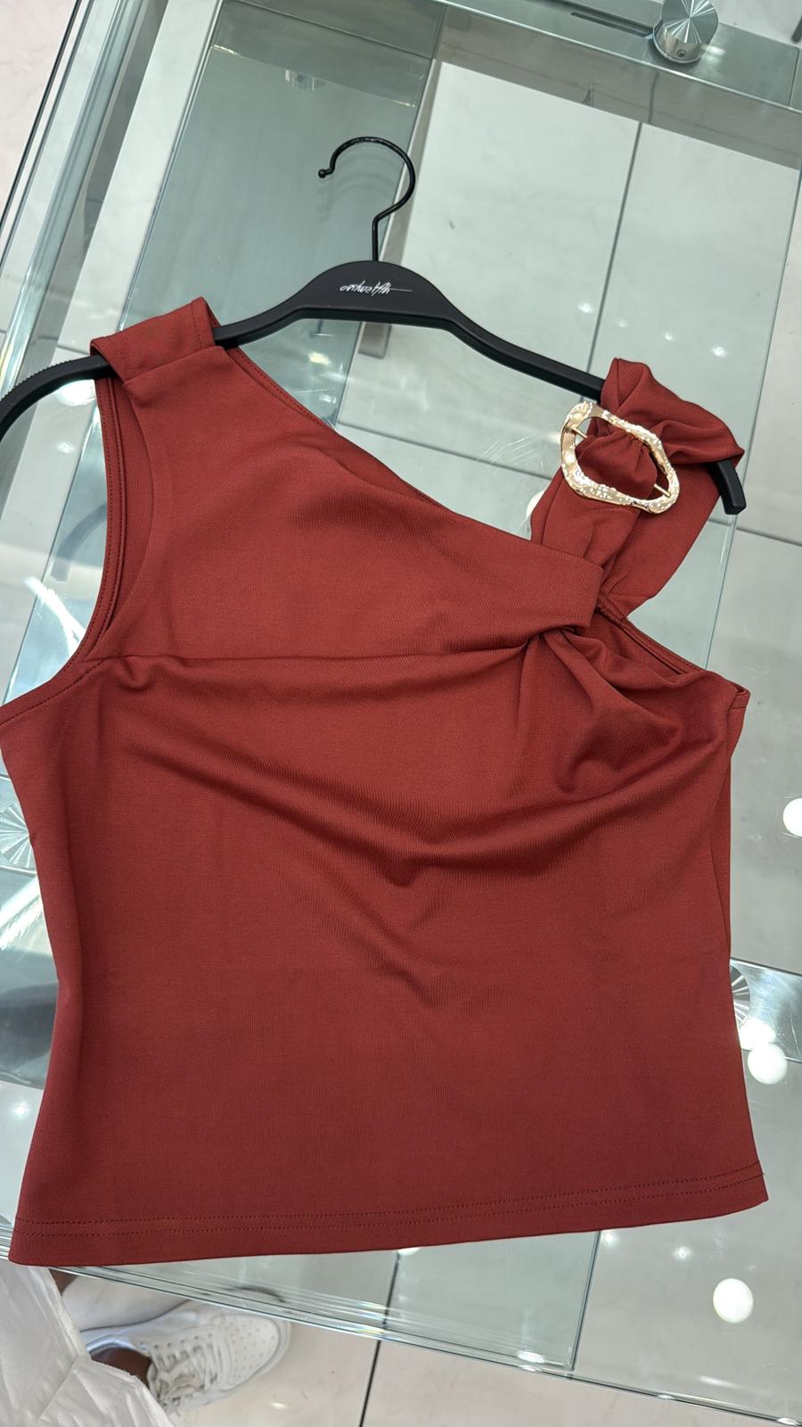 Blusa de un tirante Con Detalle Dorado