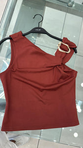 Blusa de un tirante Con Detalle Dorado